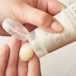 مقشر طبيعي منعش